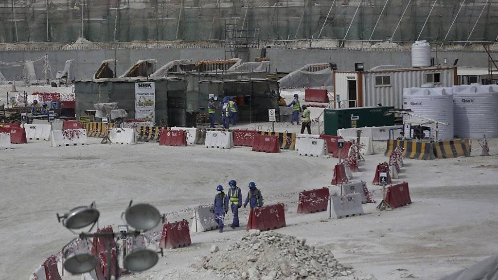 Blick auf die Baustelle des Al-Wakra-Stadions in Doha: Amnesty International kritisiert Katar erneut für ungenügende Arbeitsbedingungen. (Archivbild)