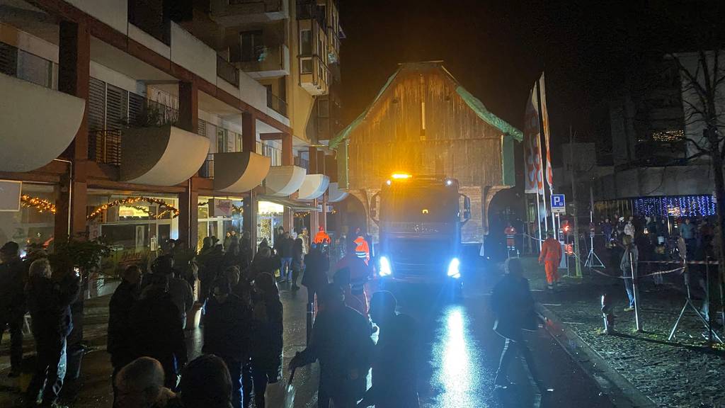 Züglete des Jahres: Egli-Zunft-Spycher fährt mitten in der Nacht durch Horw