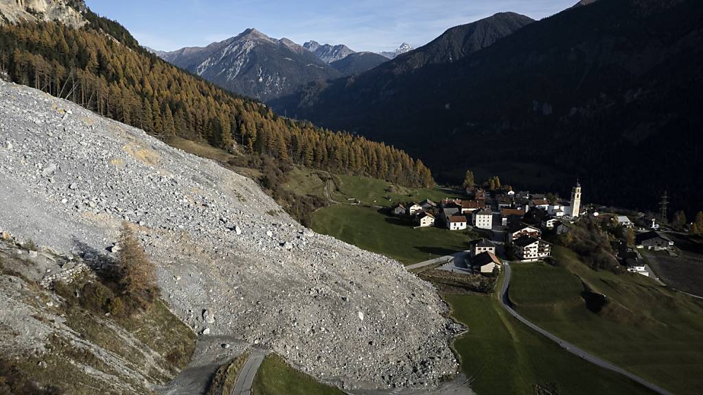 Die Schutthalde oberhalb des Bergdorfes Brienz GR könnte demnächst als gewaltige Steinlawine abrutschen und das Dorf verschütten. Die Betroffenen wurden deshalb auf eine mögliche Evakuierung vorbereitet.