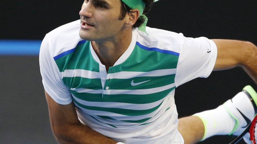 Roger Federer schlägt gegen Nikolos Bassilaschwili überzeugend auf, obwohl er ein Aufschlagspiel nicht durchbringt.