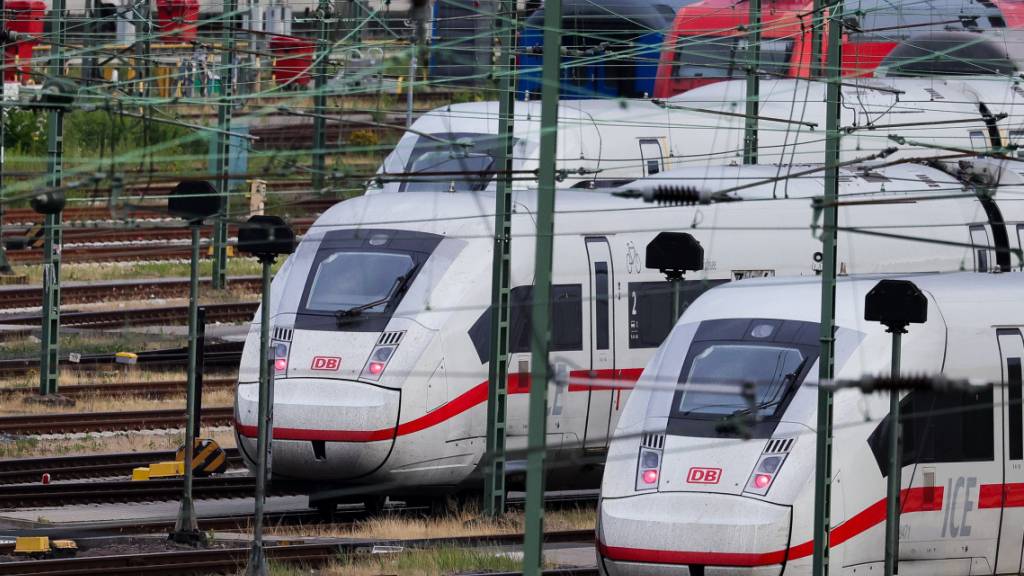 «Die Züge im Fern- und Regionalverkehr fahren seit Betriebsbeginn am frühen Morgen wieder nahezu überall nach dem regulären Fahrplan», teilte die Deutsche Bahn am Freitagmorgen mit. (Archivbild)