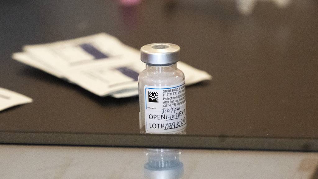 Fläschchen mit Moderna-Impfstoff in einem Spital in New York - nun ist das Vakzin auch in der Schweiz zugelassen. (Archivbild)