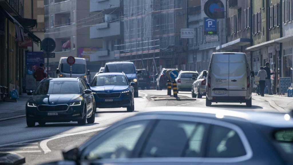 Die Treibhausgasemissionen des Strassenverkehrs sind weniger stark gesunken als erhofft. (Archivaufnahme der Baselstrasse in Luzern)
