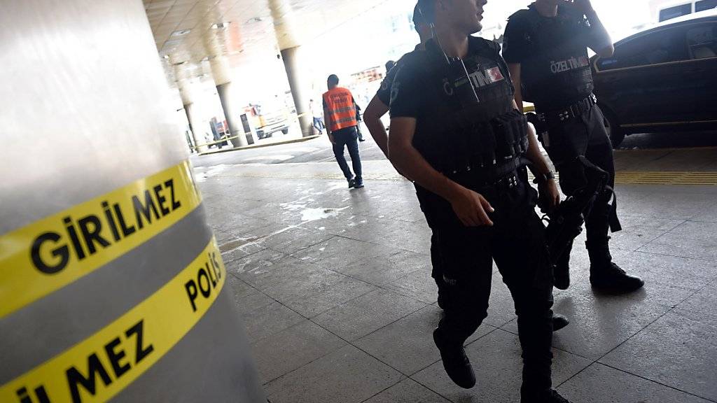 Sicherheitskräfte patrouillieren ausserhalb des Flughafens Atatürk nach dem Anschlag