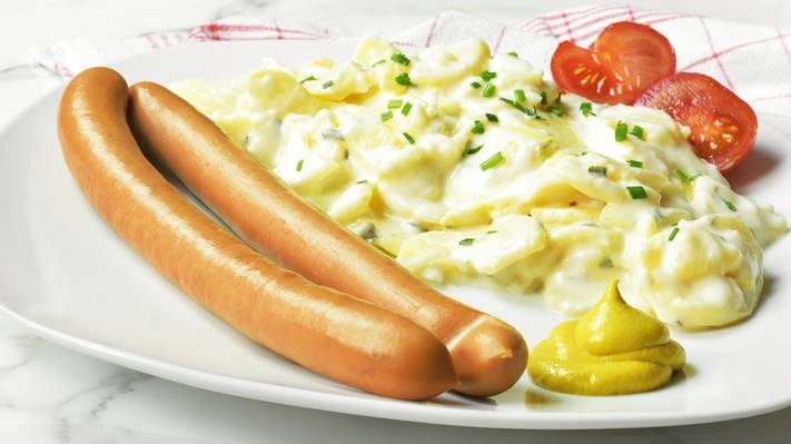 Einfach und traditionell in Deutschland: Würstchen mit Kartoffelsalat.