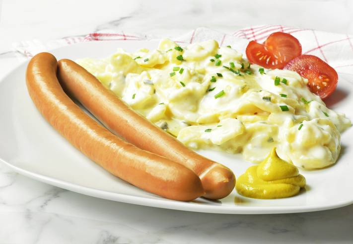 Einfach und traditionell in Deutschland: Würstchen mit Kartoffelsalat.