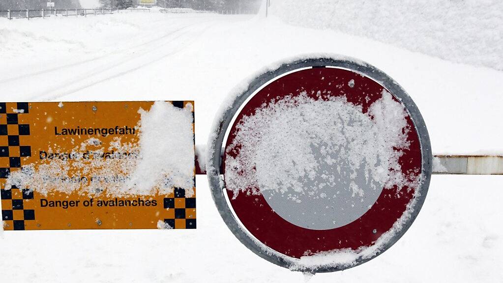 In den höhergelegenen Gebieten der Schweiz hat es noch einmal tüchtig geschneit. Entsprechend stieg die Lawinengefahr auf die Stufe vier an, was der zweithöchsten Gefahrenstufe entspricht. (Archivbild)