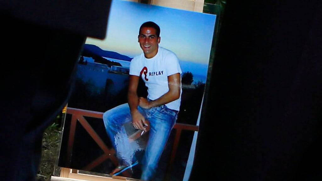 ARCHIV - Ein Bild von Ilan Halimi bei einer Gedenkfeier im jahr 2019. Foto: Francois Mori/AP/dpa/Archivbild