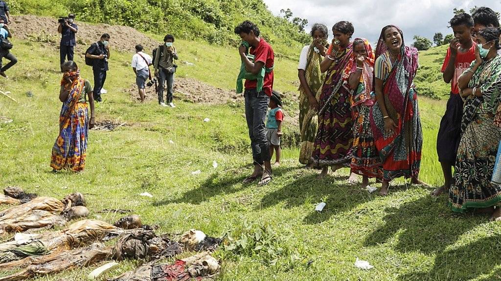 Angehörige in Rakhine bei der Exhumierung getöteter Hindu: Wie Amnesty International berichtet, standen ein Angriff und Exekutionen Dutzender durch eine Rohingya-Miliz am Anfang des Gewaltausbruchs in Myanmar. (Archivbild)