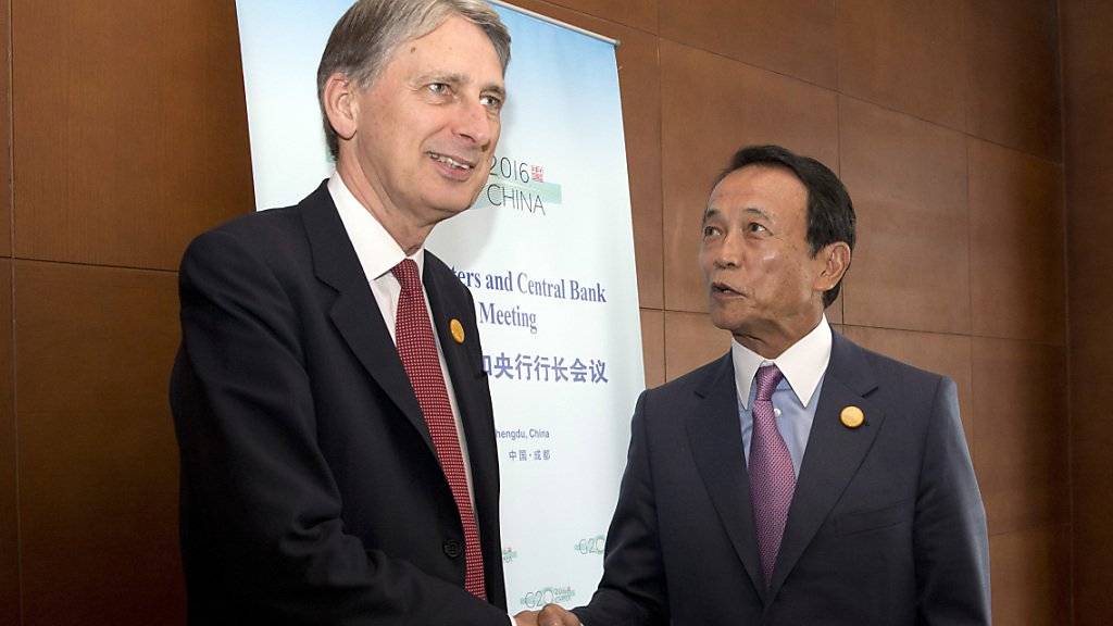 Ein gefragter Mann: Der britische Finanzminister Philip Hammond begrüsst von seinem japanischen Amtskollegen Taro Aso am G20 Gipfel in Chengdu.