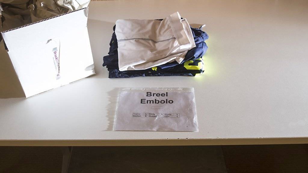 Die Trainingssachen für Nationalspieler Breel Embolo, der einen Fussbruch erlitten hat und deshalb nicht trainieren kann, liegen auf einem Tisch anlässlich der Pressekonferenz.