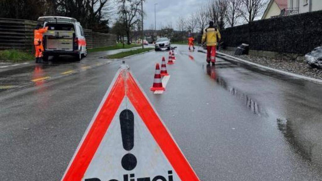Bei einem Unfall in Oetwil am See wurde eine Fussgängerin am Montag so schwer verletzt, dass sie in der Nacht auf Dienstag im Spital verstarb.