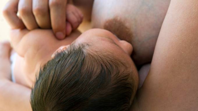 Mütter sollen ihre Babys auch bei Corona-Infektion stillen