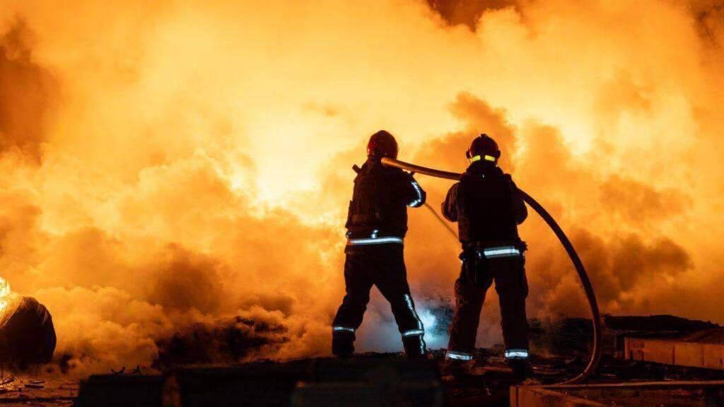 HANDOUT - Auf diesem vom ukrainischen Rettungsdienst via AP zur Verfügung gestellten Foto löschen Rettungskräfte ein Feuer in einem durch einen russischen Drohnenangriff beschädigten Gebäude. Foto: Uncredited/Ukrainian Emergency Service/AP/dpa - ACHTUNG: Nur zur redaktionellen Verwendung im Zusammenhang mit der aktuellen Berichterstattung und nur mit vollständiger Nennung des vorstehenden Credits