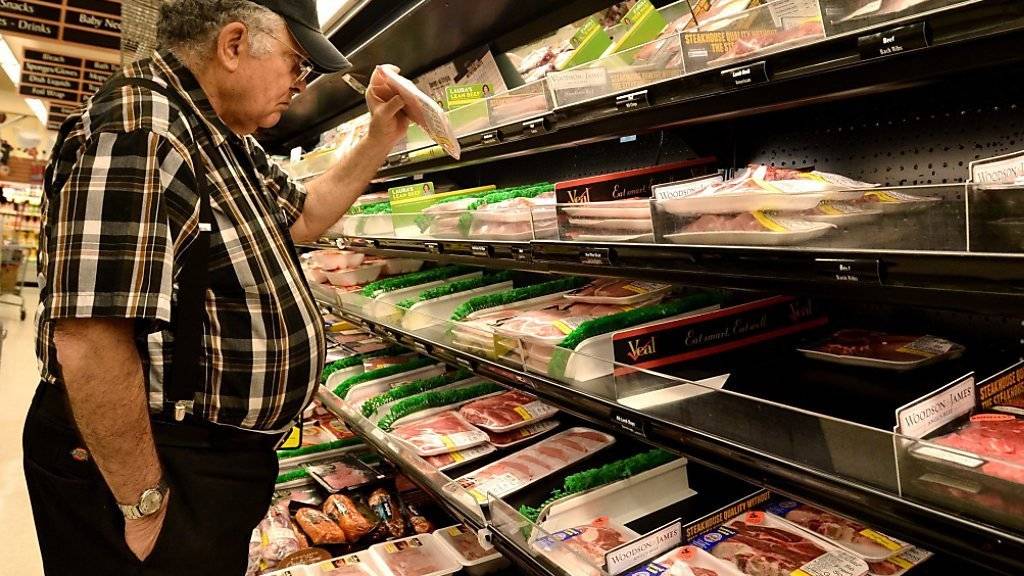 Die Mittelschicht in den USA wird weniger - und ärmer. Dieser Mann kauft Fleisch in einem New Yorker Supermarkt. (Symbolbild)