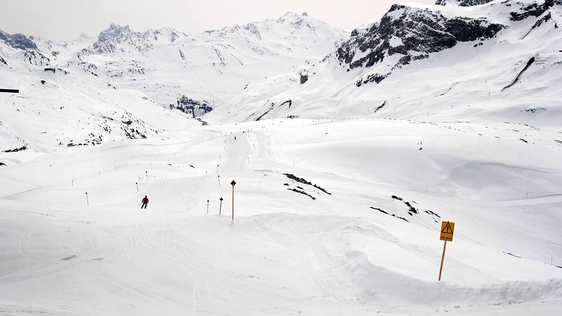 Auf einer Skiroute in Lech wurde ein Skifahrer bei einem Skiunfall schwer verletzt.