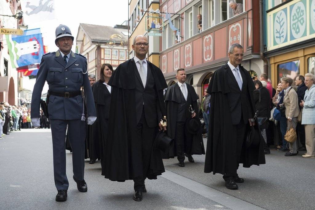 Die Amtsträger aus Regierung und Gericht tragen den schwarzen Amtsmantel. (KEYSTONE/Gian Ehrenzeller)