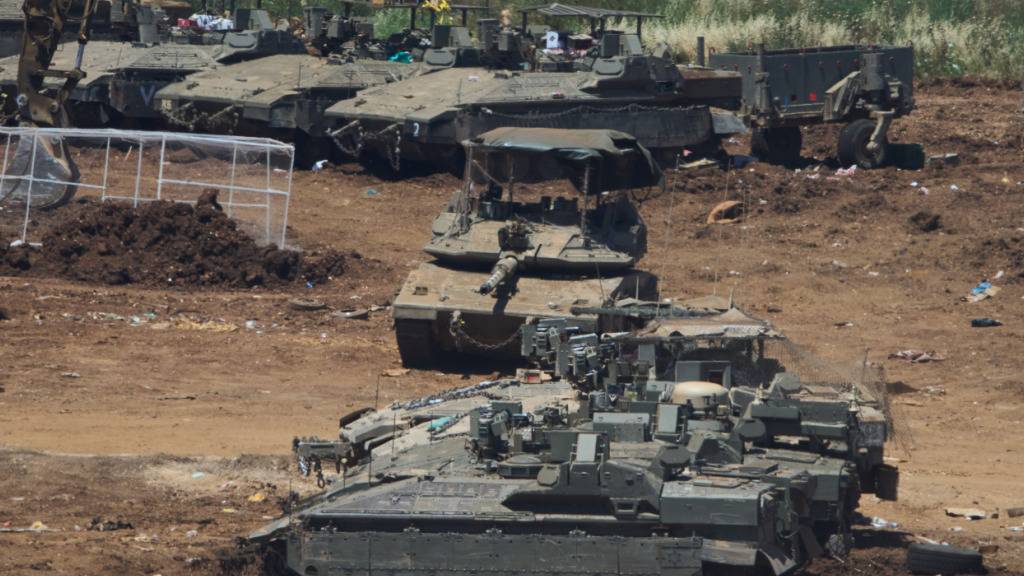dpatopbilder - Israelische Truppen versammeln sich an der Grenze zum Libanon. Foto: Ariel Schalit/AP/dpa