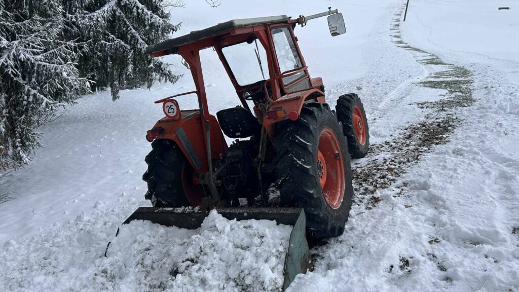 Bei der Schneeräumung mit einem Traktor ist am Samstagvormittag ein 79-jähriger Landwirt vom Fahrzeug geschleudert und lebensbedrohlich verletzt worden.
