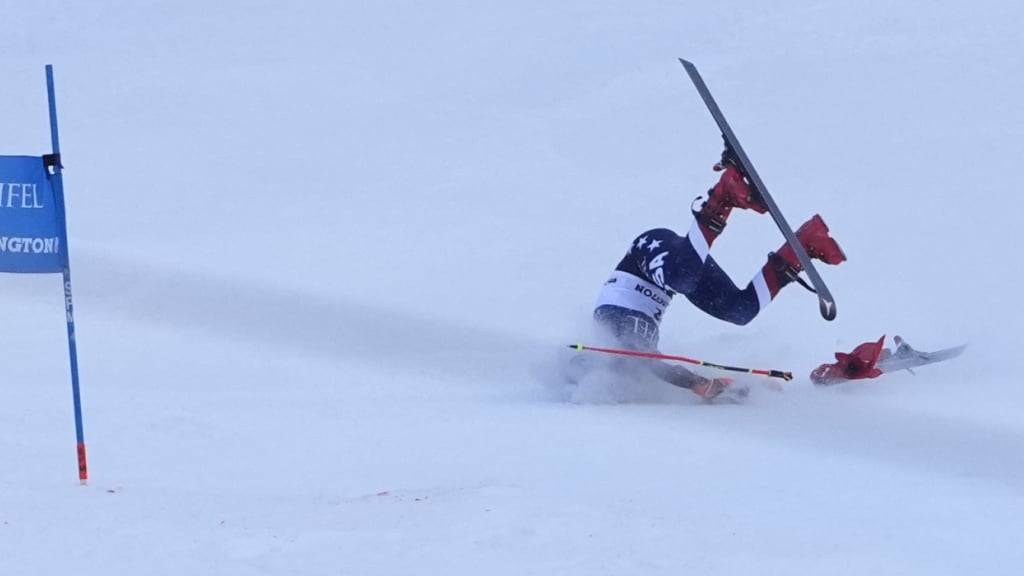 Die zur Halbzeit führende Amerikanerin Mikaela Shiffrin stürzt im zweiten Lauf des Weltcup-Riesenslaloms in Killington
