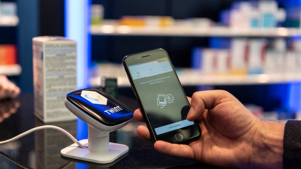 In der Schweiz wird Twint immer häufiger eingesetzt, um mit dem Smartphone an der Kasse etwas zu kaufen oder Freunden Beträge zu überweisen. (Archivbild)