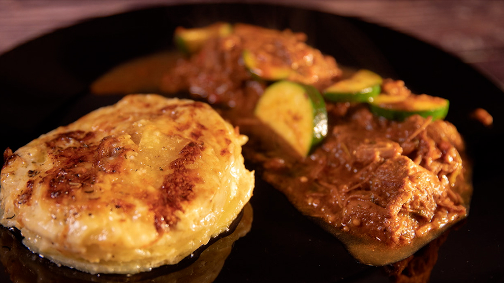 Rindsgulasch in Begleitung eines Kartoffelgratins