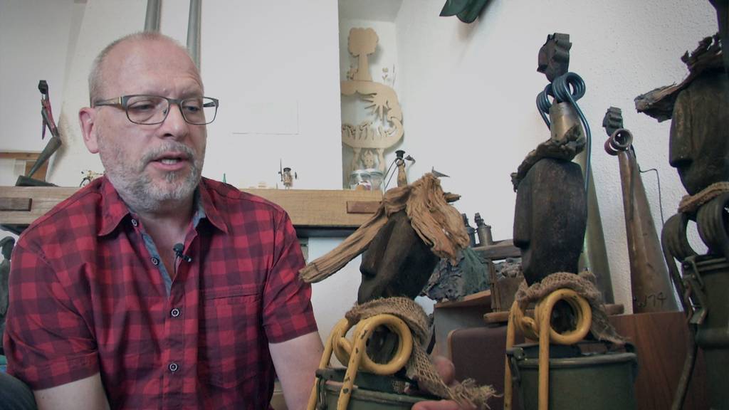 Der 47-jährige Martin Warth holt sich aus der Schrottmulde Metall und macht Kunst daraus.