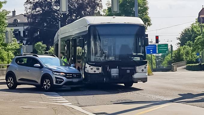 Auto kracht in Stadtbus – Durchfahrt auf Zürcher Strasse zeitweise erschwert