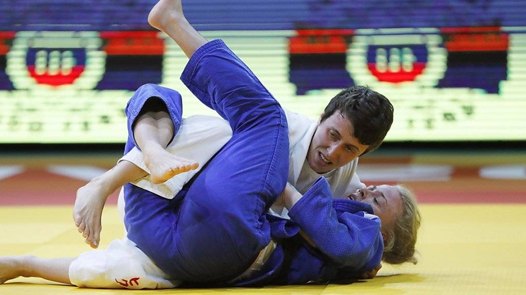 Evelyne Tschopp (oben in weiss) startete mit 2:0 Siegen in die Judo-EM in Tel Aviv.