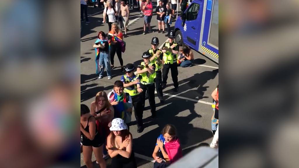 Englische Polizisten tanzen den «Macarena» und ernten Shitstorm