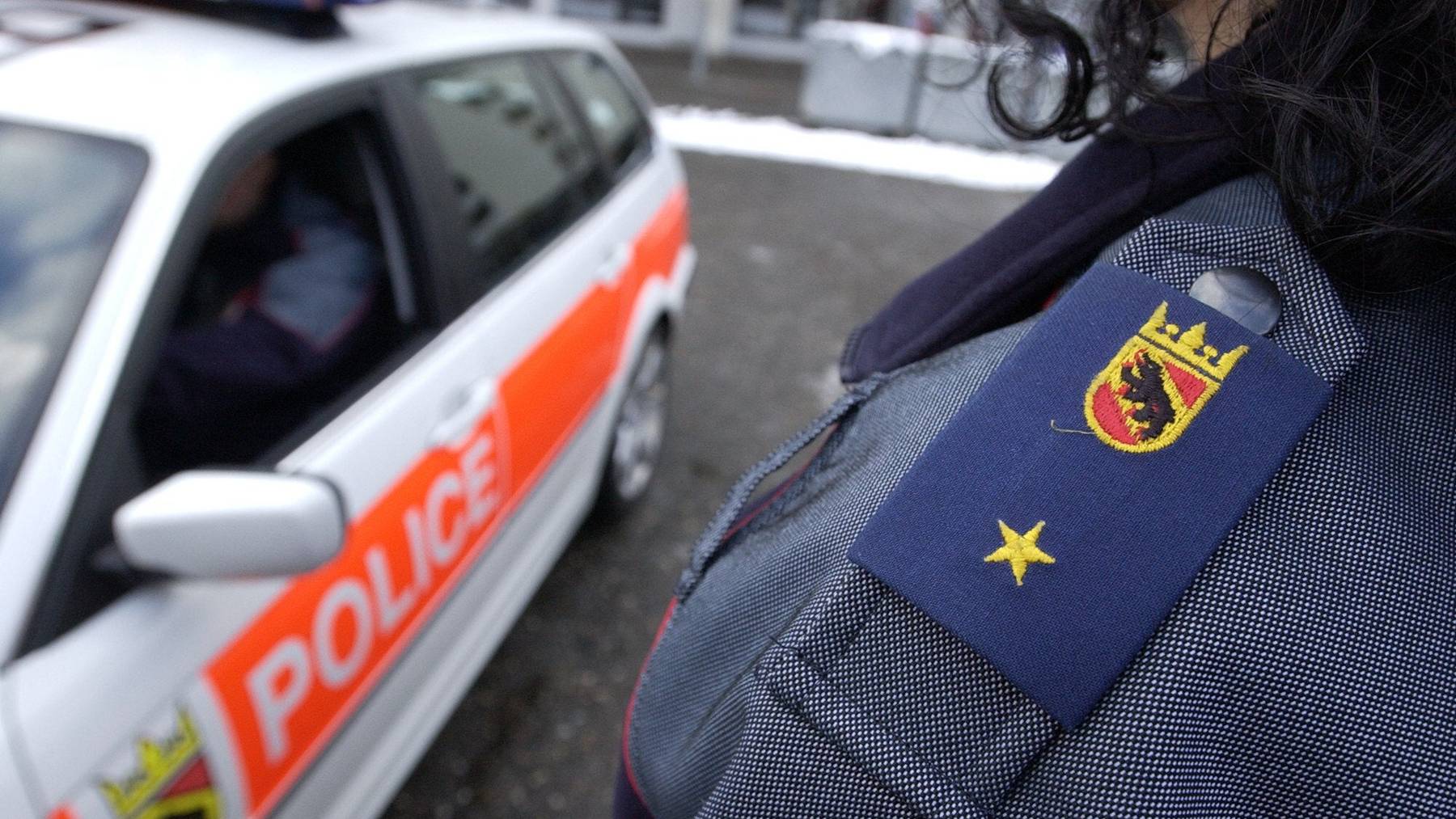 Die Kantonspolizei Bern musste am Montag zu einem Tatort ausrücken, an dem ein totes Ehepaar gefunden wurde. (Symbolbild)