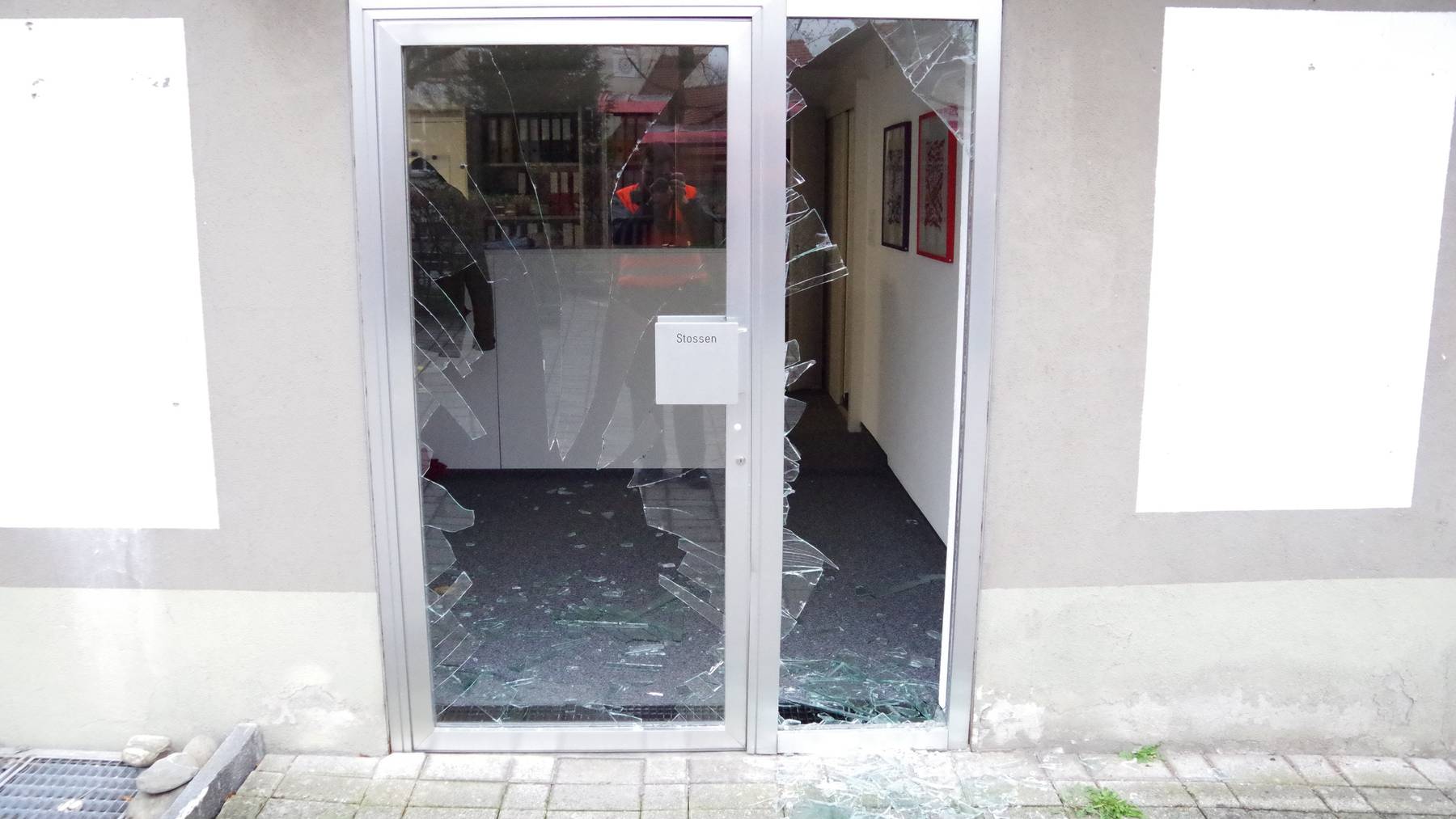 Beim Rückwärtsfahren demolierte die Lenkerin die Glastür eines Wohnhauses