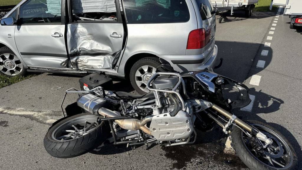 Die Rega flog den 72-jährigen Motorradfahrer ins Spital ein.