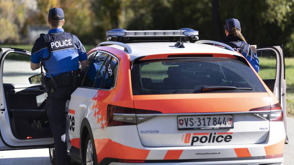 Lachgas konsumiert: Eine Polizeipatrouille hielt den verwirrten Mann auf der Autobahn A9 ab. (Symbolbild)