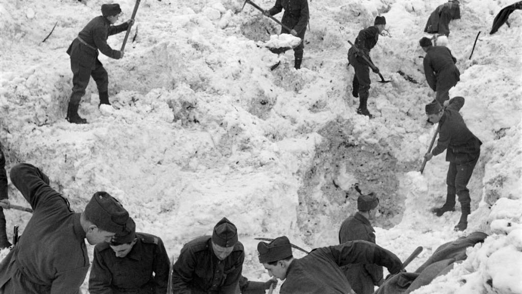 Mehr als zwei Wochen nach der Katastrophe war ein Bataillon der Armee noch immer damit beschäftigt, den Schnee zu beseitigen. (Archivbild)