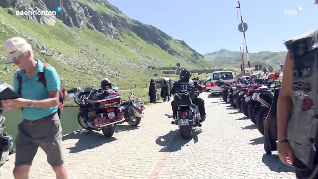 Töfffahrer protestieren am Gotthard gegen drohende Lärm-Vorschriften