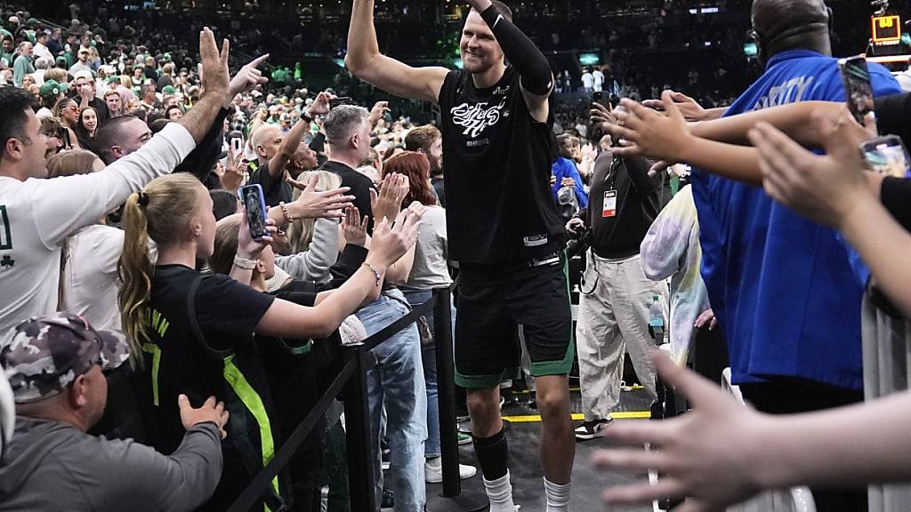 Die Boston Celtics mit Kristaps Porzingis feiern das Weiterkommen gegen Orlando Magic
