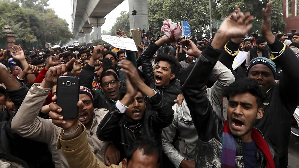 In Indien dauern die gewaltsamen landesweiten Proteste gegen das neue Staatsbürgerschaftsrecht an - wie hier von Studenten der  Jamia Millia Islamia Universität in Neu Delhi.