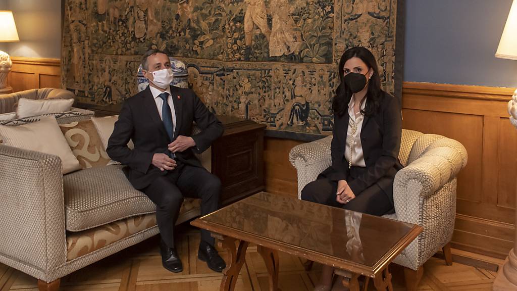 Bundesrat Ignazio Cassis hat sich am Donnerstag mit seiner liechtensteinischen Amtskollegin Dominique Hasler zu einem offiziellen Arbeitsbesuch in Lugano getroffen. Beide Länder wollen ihre Zusammenarbeit vertiefen.