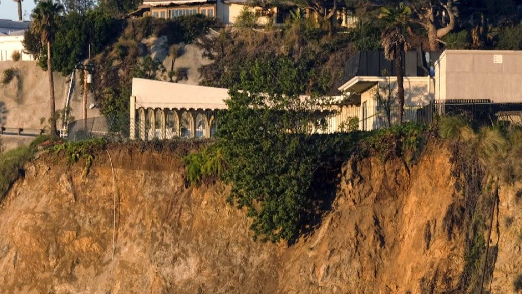 Mehrere Luxus-Villen am Rand von Los Angeles sind vom Erdrutsch in den Hügeln von Hollywood gefährdet.
