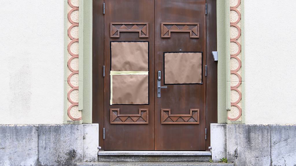 Unter den Papierbögen an der Tür der Bieler Synagoge verbergen sich antisemitische Parolen. Der Bundesrat stellt ab nächstem Jahr mehr Geld für die Sicherheit von Synagogen und Moscheen zur Verfügung. (Archivbild)
