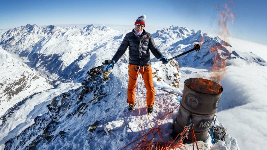 Der frühere Skistar Pirmin Zurbriggen liess sich per Helikopter auf das Matterhorn bringen, um symbolisch das Feuer für die Olympischen Winterspiele zu entzünden. (Archivbild)