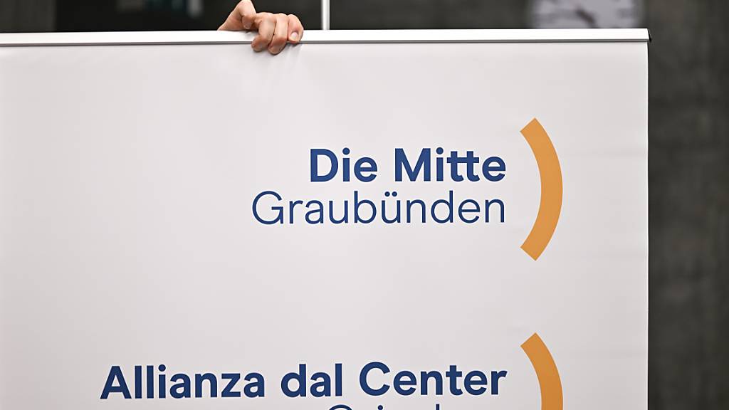 Ein Mitarbeiter zieht eine Fahne mit dem Logo der Mitte Graubünden ein, an der Nominationsversammlung für die Wahlen von kommenden Herbst. Die Partei ist eine Listenverbindung mit der FDP eingegangen. (Archivbild)