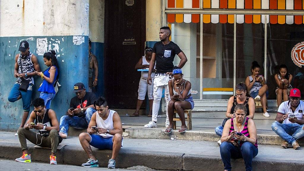 Kubanerinnen und Kubaner können jetzt SMS an Angehörige und Bekannte in den USA schicken (Archiv)