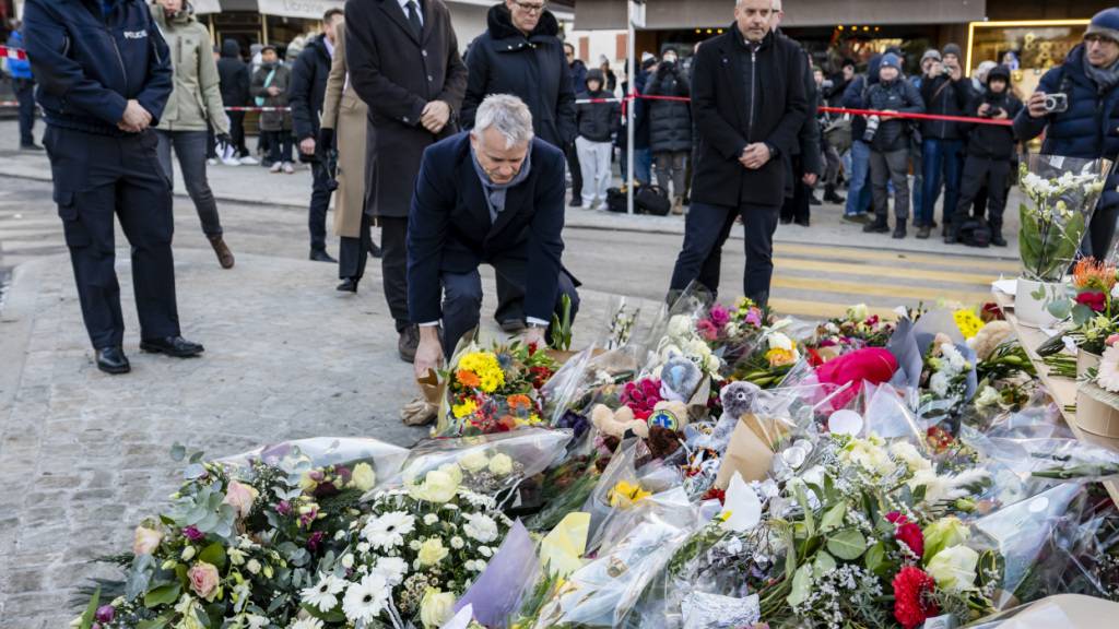 Bundesrat Jans legt im Gedenken an Opfer Blumen nieder