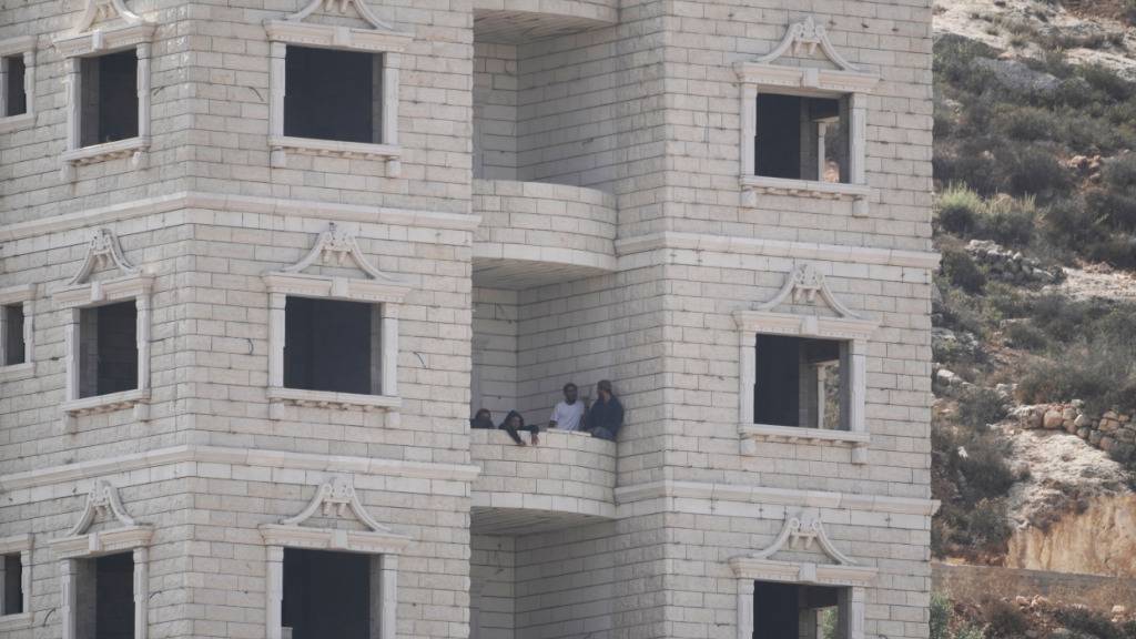 Israelische Siedler sind in einem im Bau befindlichen palästinensischen Gebäude im besetzten Dorf Kusra im Westjordanland zu sehen. Foto: Majdi Mohammed/AP/dpa