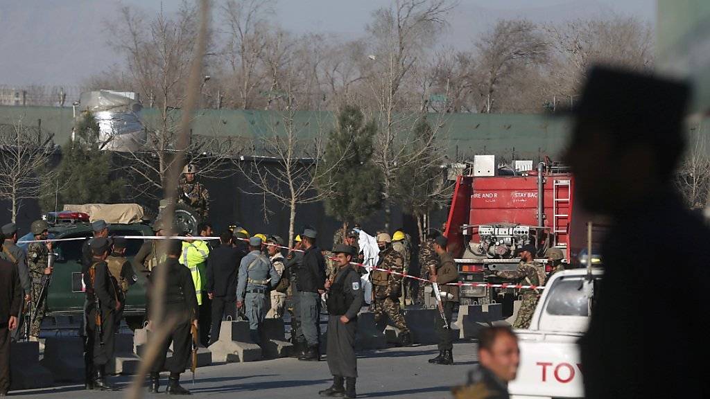 Sicherheitskräfte haben die Ort des Selbstmordanschlags vor dem afghanischen Verteidigungsministerium abgeriegelt. Die Taliban bekannten sich zum Attentat.