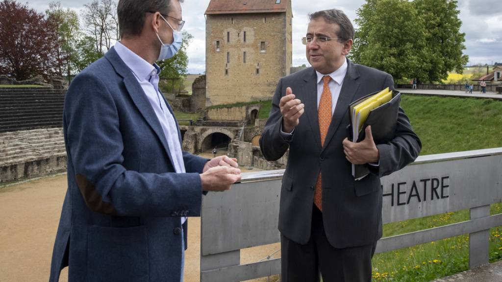 Denis Genequand (l.), Direktor der historischen Stätte Avenches, im Gespräch mit dem Waadtländer Staatsrat Pascal Broulis (r.).