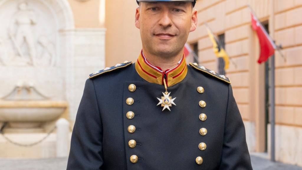 Der Schweizergardist Lorenz präsentiert die aktualisierte Repräsentationsunform in Rom vor den Medien.
