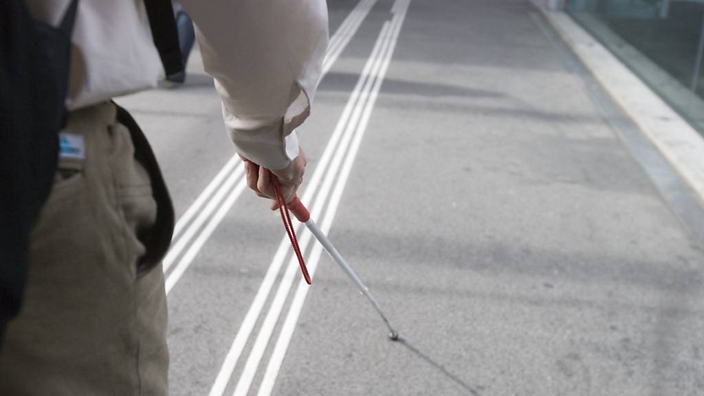 Der Branchenverband Alliance SwissPass streicht per Ende 2023 die öV-Ausweiskarte für Blinde und Sehbehinderte ersatzlos. (Archivbild)